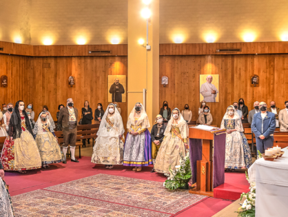 Ofrenda en la parroquia de Santiago Apóstol.