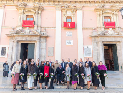 Primera ofrenda floral a la Mare de Déu dels Desamparats en 2024